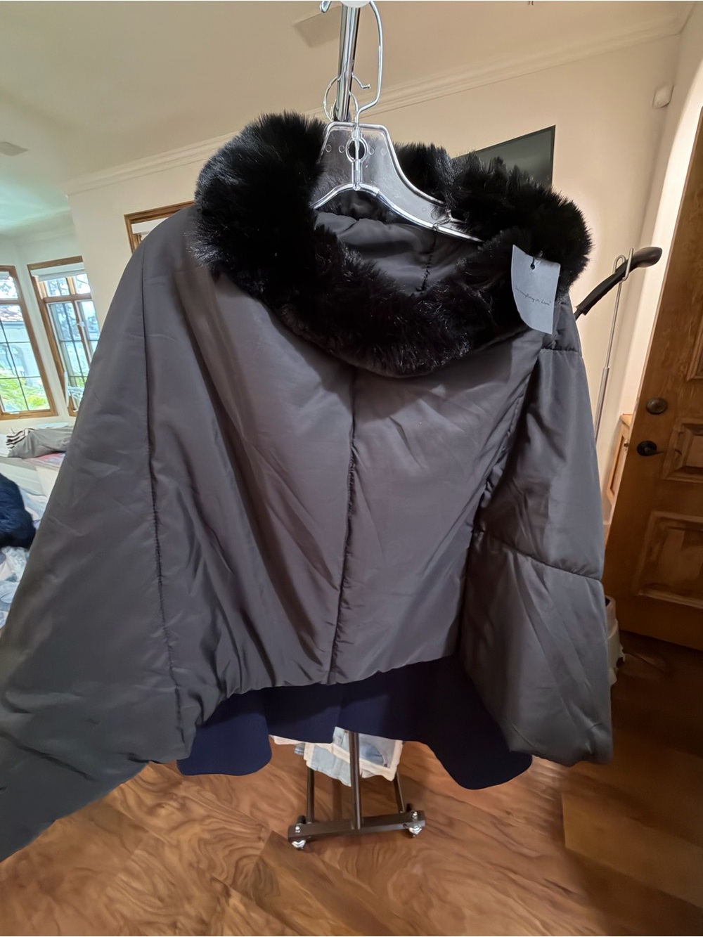 Do everything in love Black Faux-Fur Trim Cape